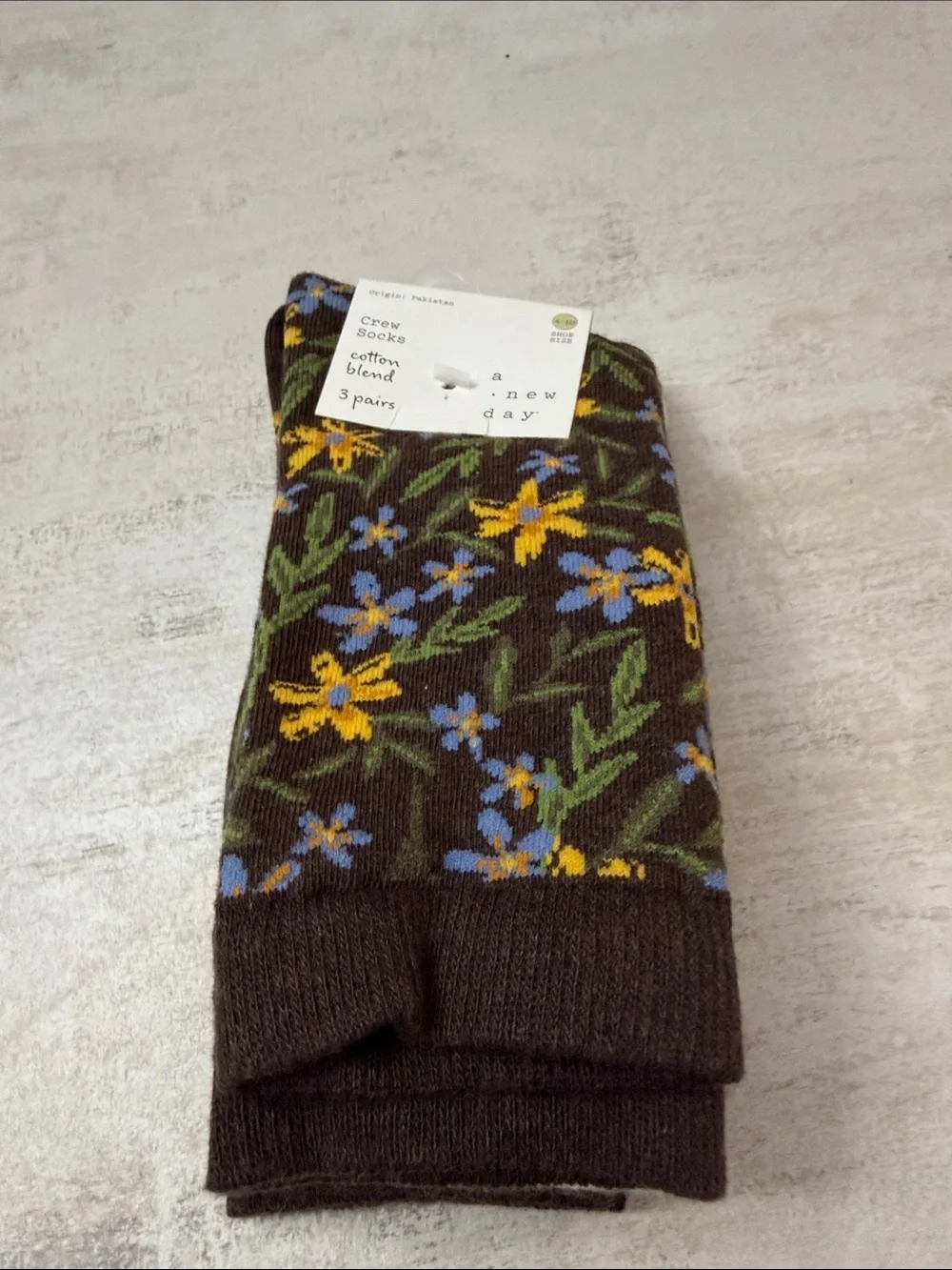 a new day Women's 3-Pack Crew Socks in Brown, Cream and Multicolor
